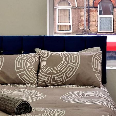 2 Bed Cosy Flat Close To Bus & Tube Station Londres Extérieur photo