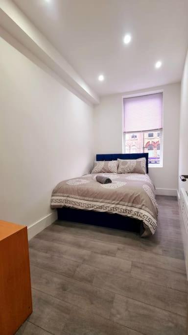2 Bed Cosy Flat Close To Bus & Tube Station Londres Extérieur photo