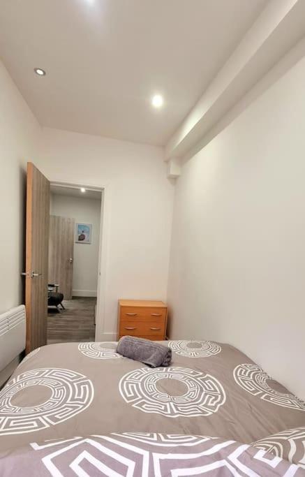 2 Bed Cosy Flat Close To Bus & Tube Station Londres Extérieur photo