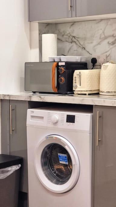 2 Bed Cosy Flat Close To Bus & Tube Station Londres Extérieur photo