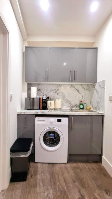 2 Bed Cosy Flat Close To Bus & Tube Station Londres Extérieur photo