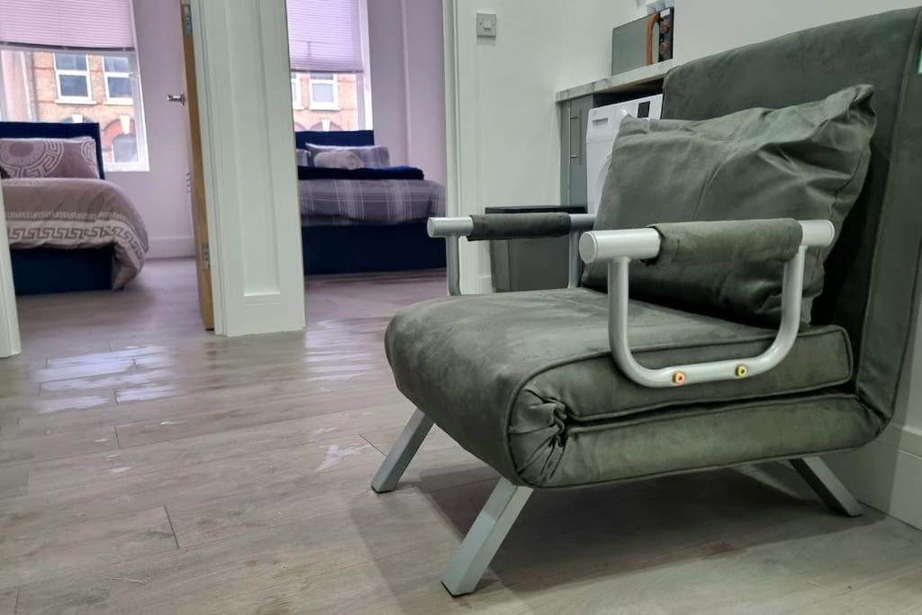 2 Bed Cosy Flat Close To Bus & Tube Station Londres Extérieur photo
