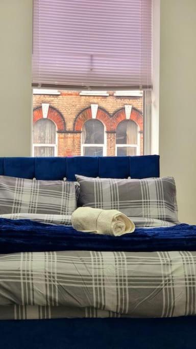 2 Bed Cosy Flat Close To Bus & Tube Station Londres Extérieur photo