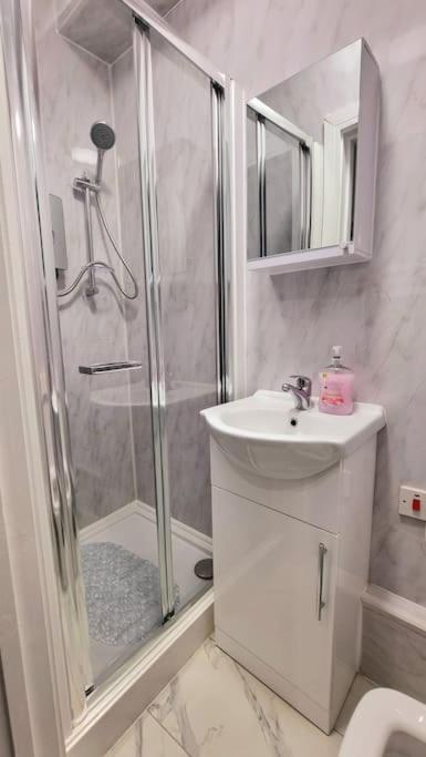 2 Bed Cosy Flat Close To Bus & Tube Station Londres Extérieur photo