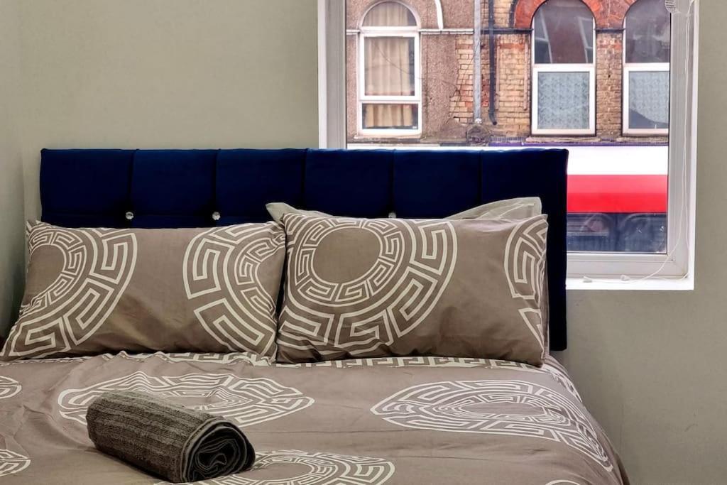 2 Bed Cosy Flat Close To Bus & Tube Station Londres Extérieur photo