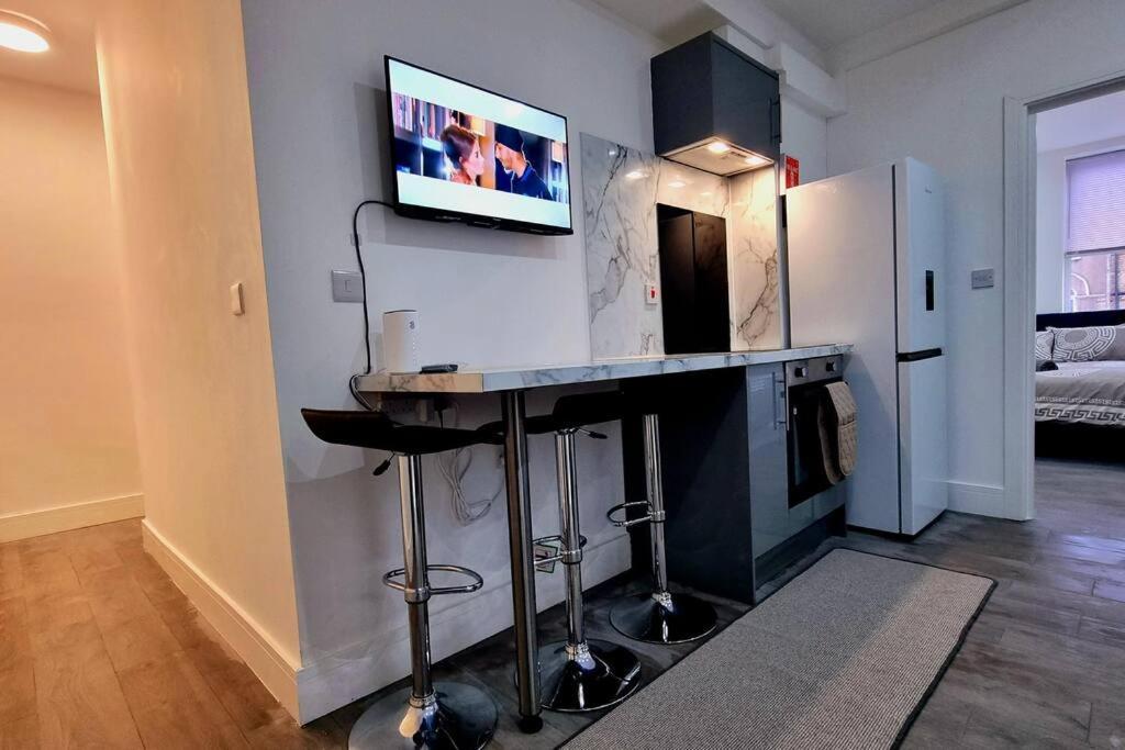 2 Bed Cosy Flat Close To Bus & Tube Station Londres Extérieur photo