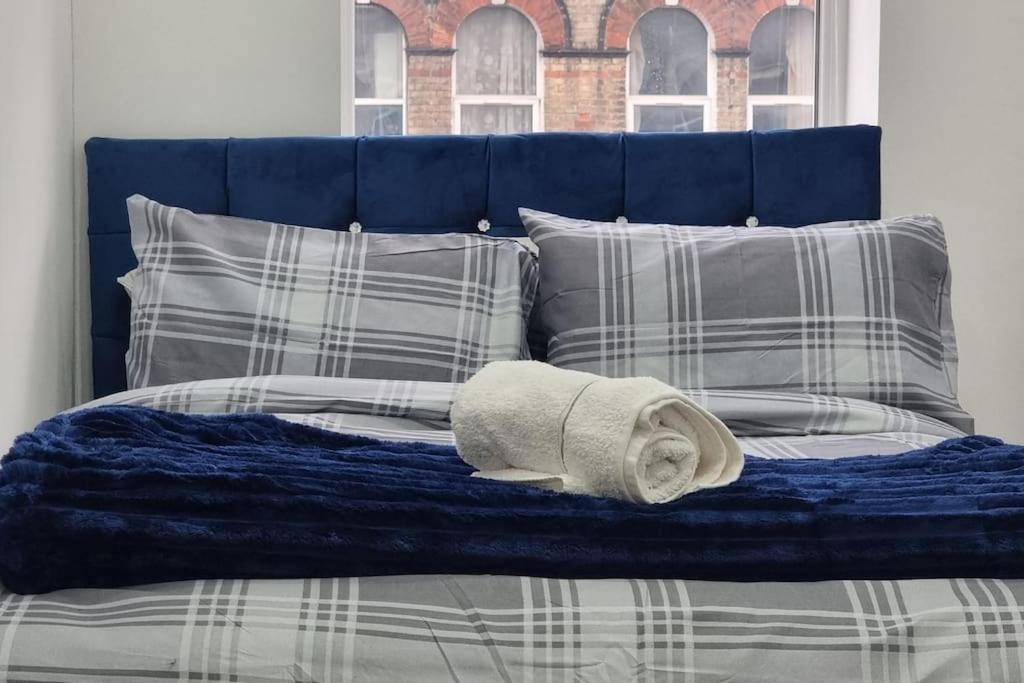 2 Bed Cosy Flat Close To Bus & Tube Station Londres Extérieur photo