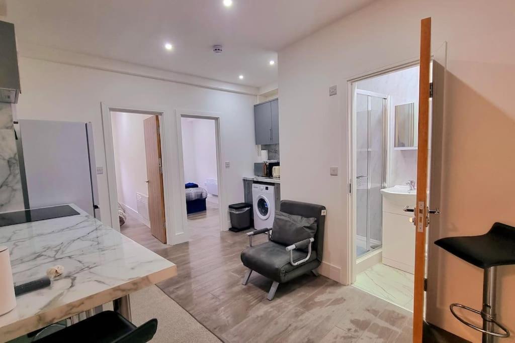 2 Bed Cosy Flat Close To Bus & Tube Station Londres Extérieur photo